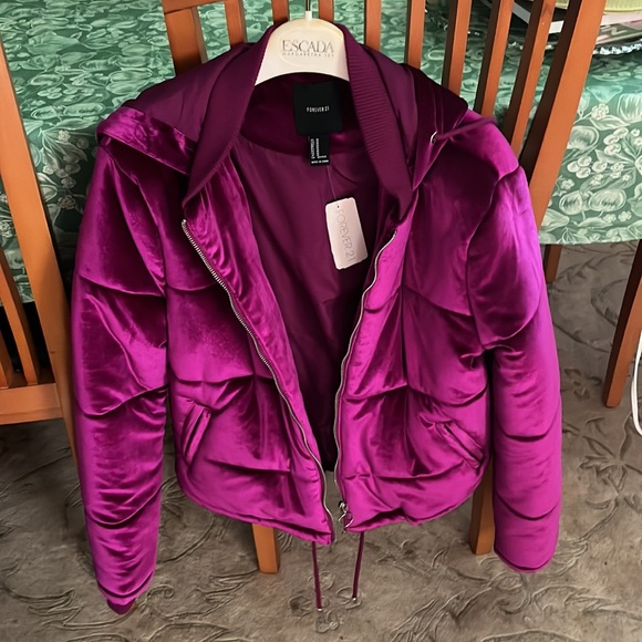 NWT quilted velvety jacket with hood and zipper. Adjustable at bottom size M - Picture 1 of 13